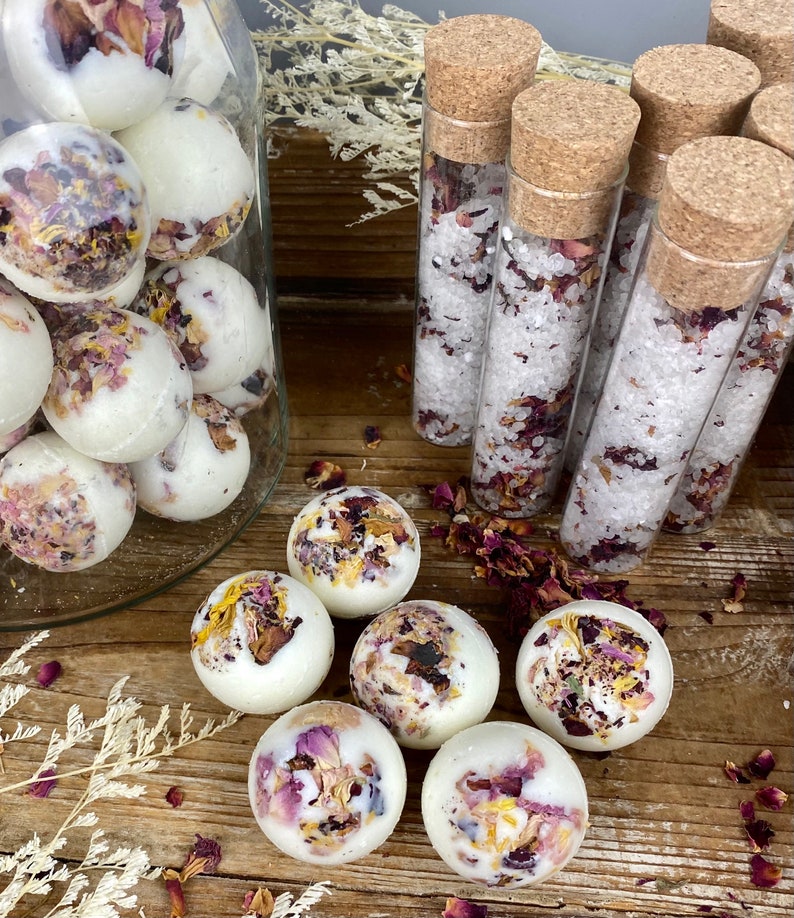 Rozenbadbom, rozengeurende badpraline, vegan badtruffel, badzout met rozen, bloemenbad met rozenblaadjes, wellnessset afbeelding 3