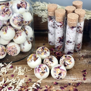 Rozenbadbom, rozengeurende badpraline, vegan badtruffel, badzout met rozen, bloemenbad met rozenblaadjes, wellnessset afbeelding 1