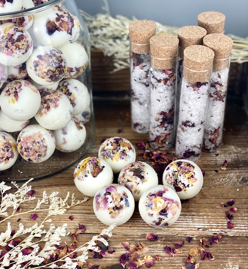 Rozenbadbom, rozengeurende badpraline, vegan badtruffel, badzout met rozen, bloemenbad met rozenblaadjes, wellnessset afbeelding 1