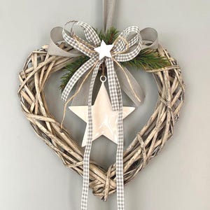 Herzkranz Weihnachten in Grau Weiß mit Metallstern und Vichy Karo Schleife – Türkranz Advent skandinavisch, Weihnachtsdekoration Herzform