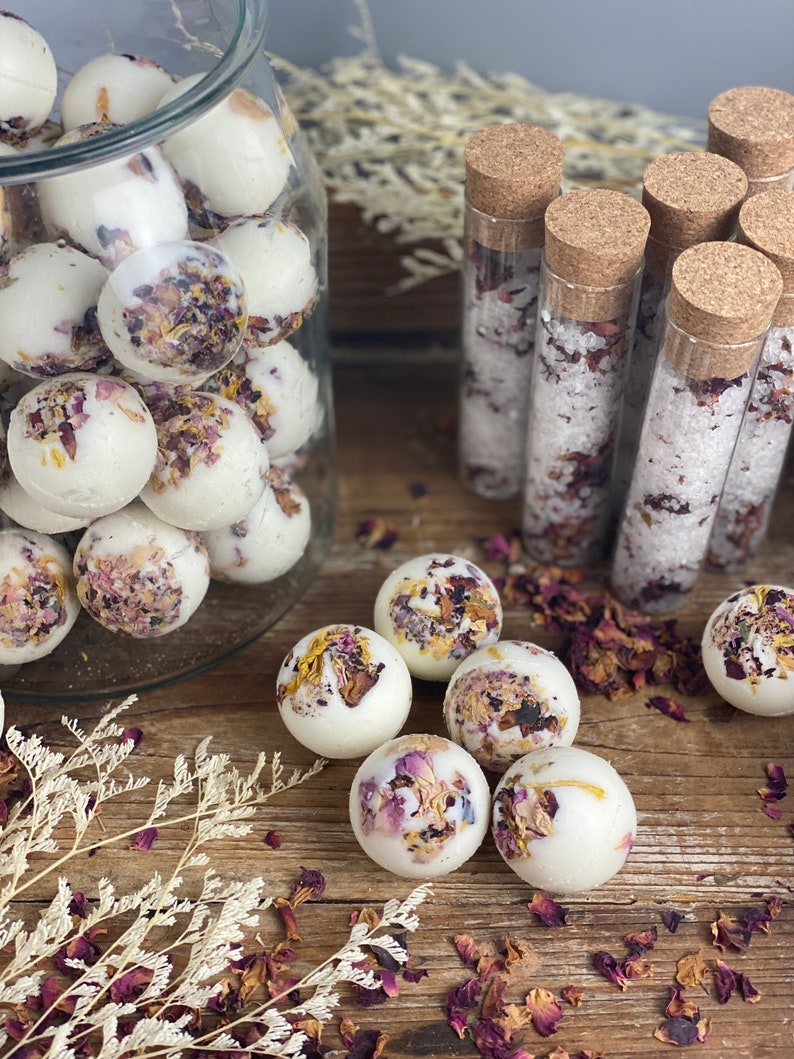 Rozenbadbom, rozengeurende badpraline, vegan badtruffel, badzout met rozen, bloemenbad met rozenblaadjes, wellnessset afbeelding 7