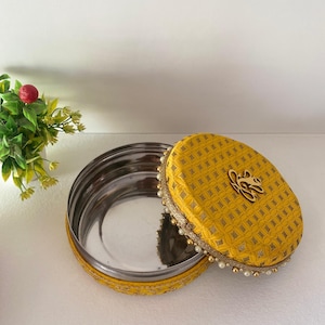 Boîte Tiffin - Contenants alimentaires indiens faits main - Boîte en acier Mithai - Boîte Laddoo - Cadeau de pendaison de crémaillère - Boîte vide - Boîte cadeau de bonbons indiens