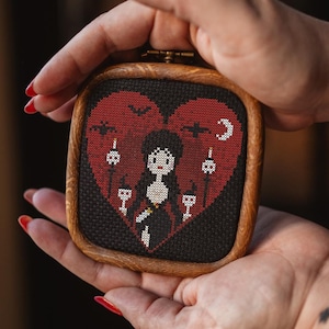 Patrón de punto de cruz Elvira mistress of the dark, San valentín, bordado oscuro, bordado, corazón, enamorados, mini patrón, Adorno