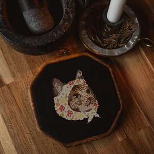 Patrón de punto de cruz gato babushka, gato cottage, selynn lee art, bordado, pañuelo, moderno, mini patrón, contemporáneo