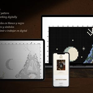 K&ouml;nnte beinhalten: Digitales Kreuzstichmuster mit einer Schwarzwei&szlig;illustration eines Hirsches mit Geweih, der vor einem Halbmond und Sternen steht. Das Muster wird auf einem Computerbildschirm angezeigt.