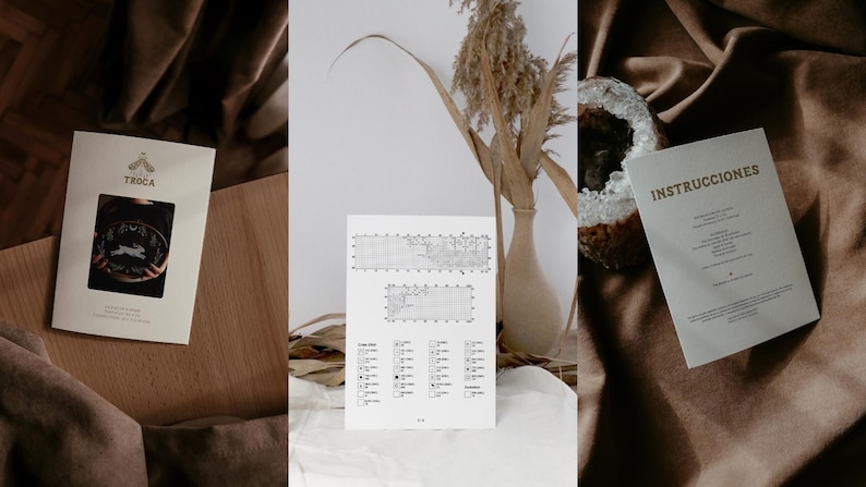 Peut inclure: Un ensemble d'instructions de broderie avec un diagramme noir et blanc, un tableau de couleurs et le mot "INSTRUCCIONES" en lettres dor&eacute;es. Les instructions sont sur fond blanc et sont entour&eacute;es de tissu brun.
