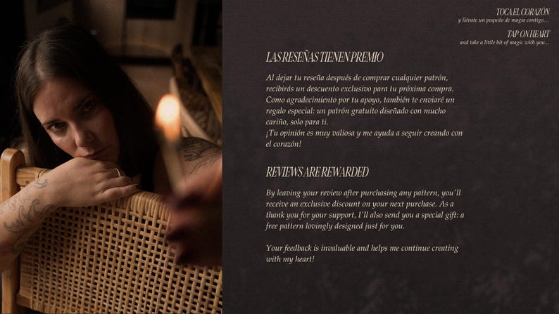 K&ouml;nnte beinhalten: Eine Frau mit dunklen Haaren und einem Tattoo am Arm sitzt auf einem Korbstuhl. Sie h&auml;lt eine brennende Kerze. Der Text "LAS RESE&Ntilde;AS TIENEN PREMIO" und "REVIEWS ARE REWARDED" ist auf dem Bild zu sehen. Der Text erkl&auml;rt, dass Kunden einen Rabatt auf ihren n&auml;chsten Kauf und ein kostenloses Muster erhalten, wenn sie eine Bewertung abgeben.