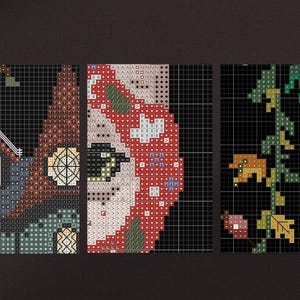 Peut inclure: Trois motifs de point de croix, chacun avec un design diff&eacute;rent. Le premier motif est une maison avec un toit rouge et des bordures vertes. Le deuxi&egrave;me motif est un motif floral rouge et blanc. Le troisi&egrave;me motif est une vigne verte avec des feuilles jaunes.