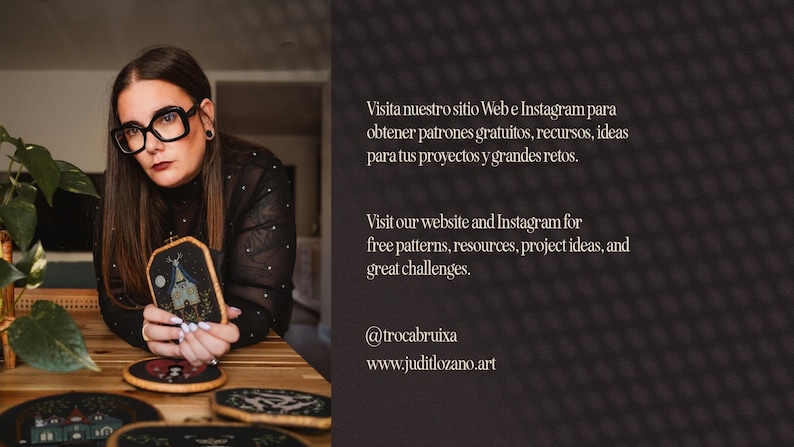 Peut inclure: Une femme portant des lunettes tient un cadre de broderie avec une lune, des &eacute;toiles et une maison. La broderie est entour&eacute;e d'autres cadres de broderie sur une table en bois. Le texte sur l'image est "Visita nuestro sitio Web e Instagram para obtener patrones gratuitos, recursos, ideas para tus proyectos y grandes retos. Visit our website and Instagram for free patterns, resources, project ideas, and great challenges. @trocabruixa www.juditlozano.art"