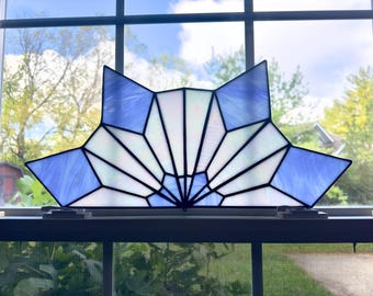 Panel de vidrieras azul iridiscente: Cenefa geométrica para ventana