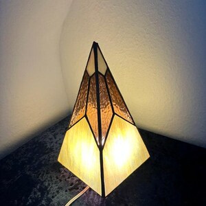 Buntglas Pyramide Lampe - Moderne Geometrische Beleuchtung & Wohnkultur - Einzigartige Tischleuchte für Schlafzimmer Kinderzimmer oder Büro Schreibtisch