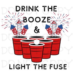 Puede incluir: Diseño gráfico con vasos rojos, una pelota de ping-pong y fuegos artificiales. El texto dice "DRINK THE BOOZE & LIGHT THE FUSE" en negro, con detalles en rojo, blanco y azul, ideal para una celebración.