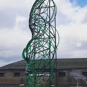 Faire face à des craintes : pipe recyclée/sculpture de jardin/oeuvre d'art dans le jardin/grande sculpture