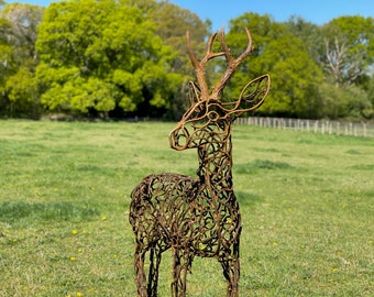 Escultura rústica de metal de corzo hecha a mano para jardín.