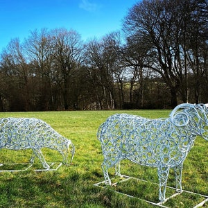 Oveja de cara negra de metal hecha a mano / Arte de jardín / Arte terrestre / Escultura de campo / Carnero y oveja / Arte de jardín