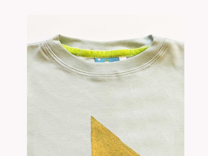 Handpainted Gold Play Sign Kids Tshirt 1-7y in 4 colors,cool kids,original design gold play sign tshirt,kids gift,cool kids designs tshirt