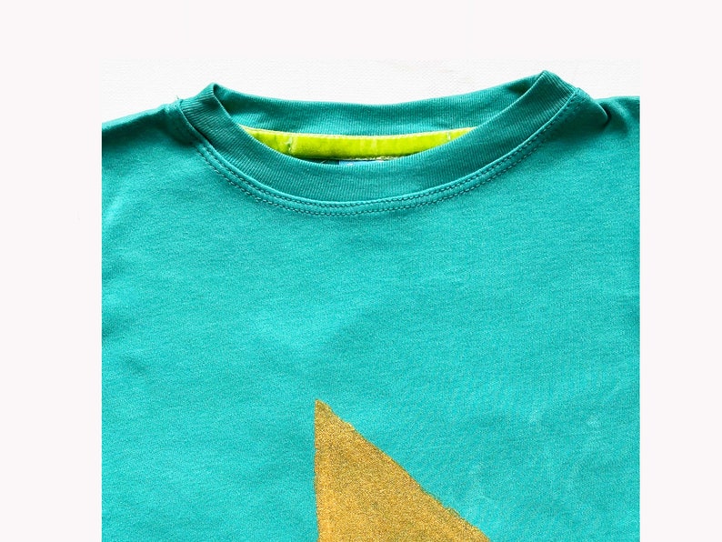 Handpainted Gold Play Sign Kids Tshirt 1-7y in 4 colors,cool kids,original design gold play sign tshirt,kids gift,cool kids designs tshirt
