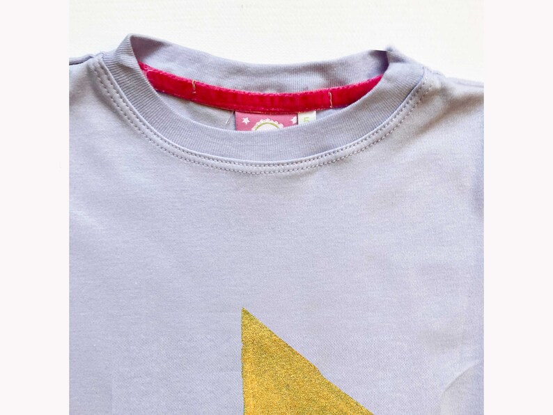 Handpainted Gold Play Sign Kids Tshirt 1-7y in 4 colors,cool kids,original design gold play sign tshirt,kids gift,cool kids designs tshirt