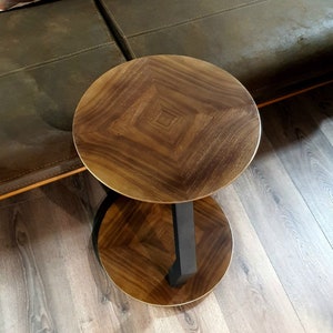 Table d'appoint en bois en forme de C en noyer, Table d'appoint pour canapé pour ordinateur portable, Table d'appoint d'appoint en noyer avec roues, Table d'appoint avec étagères décoratives