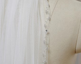 Crystal Flower Beaded Edge Bridal Veil, 1 Tier Sheer Tulle Wedding Veil with Hand-Sewn Floral Beadwork, Vine Fairy Veil with Comb Short