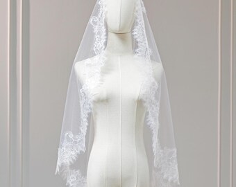Spanish Lace Mantilla Bridal Veil, Single Tier Handmade Fingertip Tulle Veil with Scalloped Eyelash Lace Trim, Romantic Vintage Headpiece
