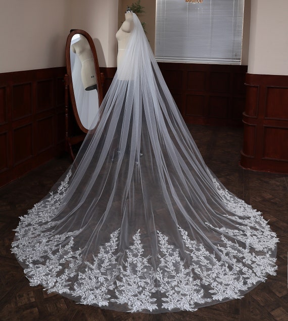 Elegant Tulle Wedding Veil With Lace Applique Edge Elegant Tulle Wedding Veil With Lace Applique Edge