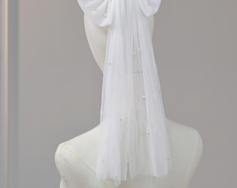 Handmade Pearl-Embellished Tulle Bow Veil, Bridal Hair Veil with Attached Bow, Romantic Wedding Back Headpiece with Scattered Pearls Short