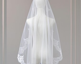 Handmade Lace Mantilla Wedding Veil, Fingertip Length Single Tier Bridal Veil with Eyelash Lace Edge, Spanish Style Veil with Comb