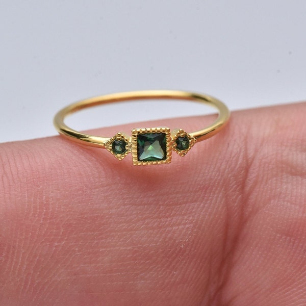 Anneau en or délicat, anneau en pierre précieuse verte, anneau en or maigre, anneau en or minimaliste, anneau vert, anneau vert émeraude, anneau délicat, cadeau pour elle