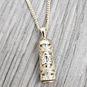 Gouden mezoeza-ketting: hanger met bijbelse scroll, Shema Israel-vers, 14 kt goudveld, populaire joodse ster