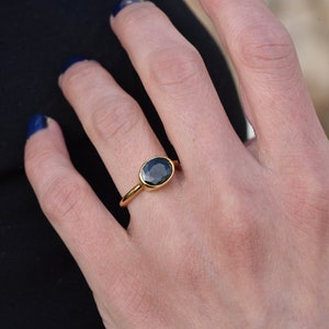 21K Gold gefüllter schwarzer Onyx Ring - großer ovaler Edelstein, eleganter minimalistischer Schmuck, Statement-Ring