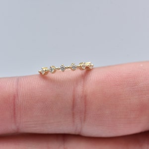 Anel de diamante delicado: joia minimalista com acabamento em ouro 21K