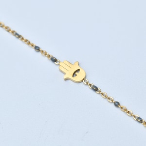 Minimalistiskt guld Hamsa-armband – grå agatsten Hand av Fatima smycke Elegant ond öga present till kvinna