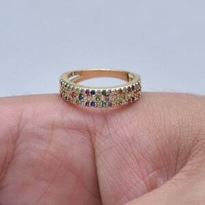 Anillo multicolor, anillo de oro de colores, anillo de circonitas en colores, anillo, rosa, morado, amarillo, azul, verde, anillo de múltiples piedras, anillo de compromiso, regalo para ella