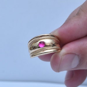 Schlichter Goldring mit Schmuckstein: Handgemachter Schmuck, Geschenk