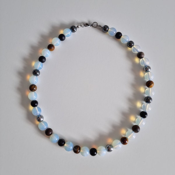 Thalassa - Collier de perles de verre - Mélange de verre, d'opalite, d'hématite et de pierres semi-précieuses. Collier monochrome. Collier de plage.