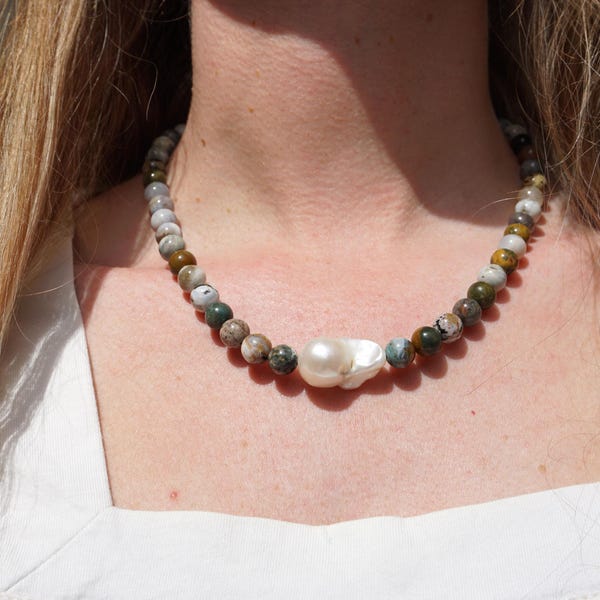 Collier en agate océanique ~ Collier de perles de pierres précieuses. Perle boule de flamme blanche et pierres semi-précieuses.