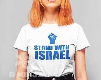Könnte beinhalten: Weißes T-Shirt mit einem blauen Faust-Motiv und dem Text "Stand with Israel" auf der Vorderseite.