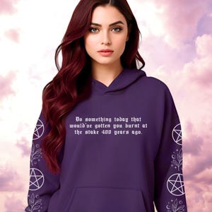 Sweat-shirt Pagan Witchy Moth : sweat à capuche capricieux occulte douillet, citation drôle de brûlure sur le terrain, pull féminin sombre mystique, style alternatif Purple