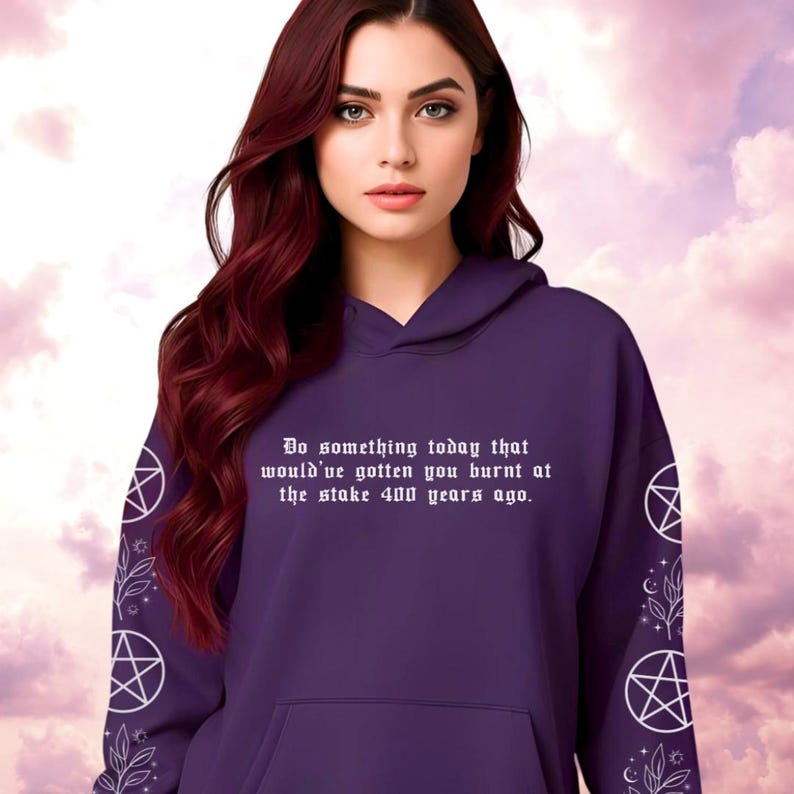 Sweat-shirt Pagan Witchy Moth : sweat à capuche capricieux occulte douillet, citation drôle de brûlure sur le terrain, pull féminin sombre mystique, style alternatif Purple