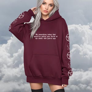 Sweat-shirt Pagan Witchy Moth : sweat à capuche capricieux occulte douillet, citation drôle de brûlure sur le terrain, pull féminin sombre mystique, style alternatif Maroon