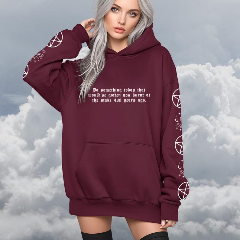Sweat-shirt Pagan Witchy Moth : sweat à capuche capricieux occulte douillet, citation drôle de brûlure sur le terrain, pull féminin sombre mystique, style alternatif Maroon