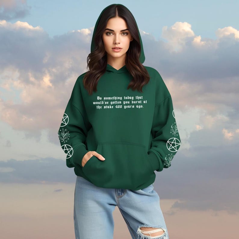 Sweat-shirt Pagan Witchy Moth : sweat à capuche capricieux occulte douillet, citation drôle de brûlure sur le terrain, pull féminin sombre mystique, style alternatif Forest Green
