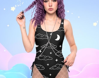 Dreamcore Rave Einteiler: Schwarzer Witchy Kawaii Festival Badeanzug, Mystical Moon & Clouds Bodysuit, Pastel Goth EDM Outfit Women