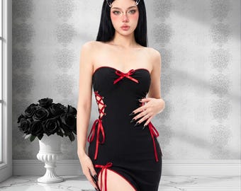 Dark Coquette Schnürkleid: Trägerloses Romantisches Gothic Kleid mit Schlitz, Vampy Femme Fatale Ästhetik, Sexy Witchy Date Night Outfit