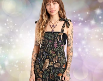 Woodland Witch Jumpsuit: Dunkler Cottagecore Romper, Botanische Latzhose mit weitem Bein, wunderliches gemütliches Folklore-Outfit