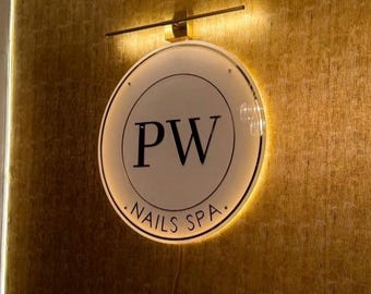 Podświetlany szyld salonu manicure i spa, akrylowy szyld z logo, szyld LED dla firm, dekoracja studia manicure, szyld recepcji, logo salonu kosmetycznego