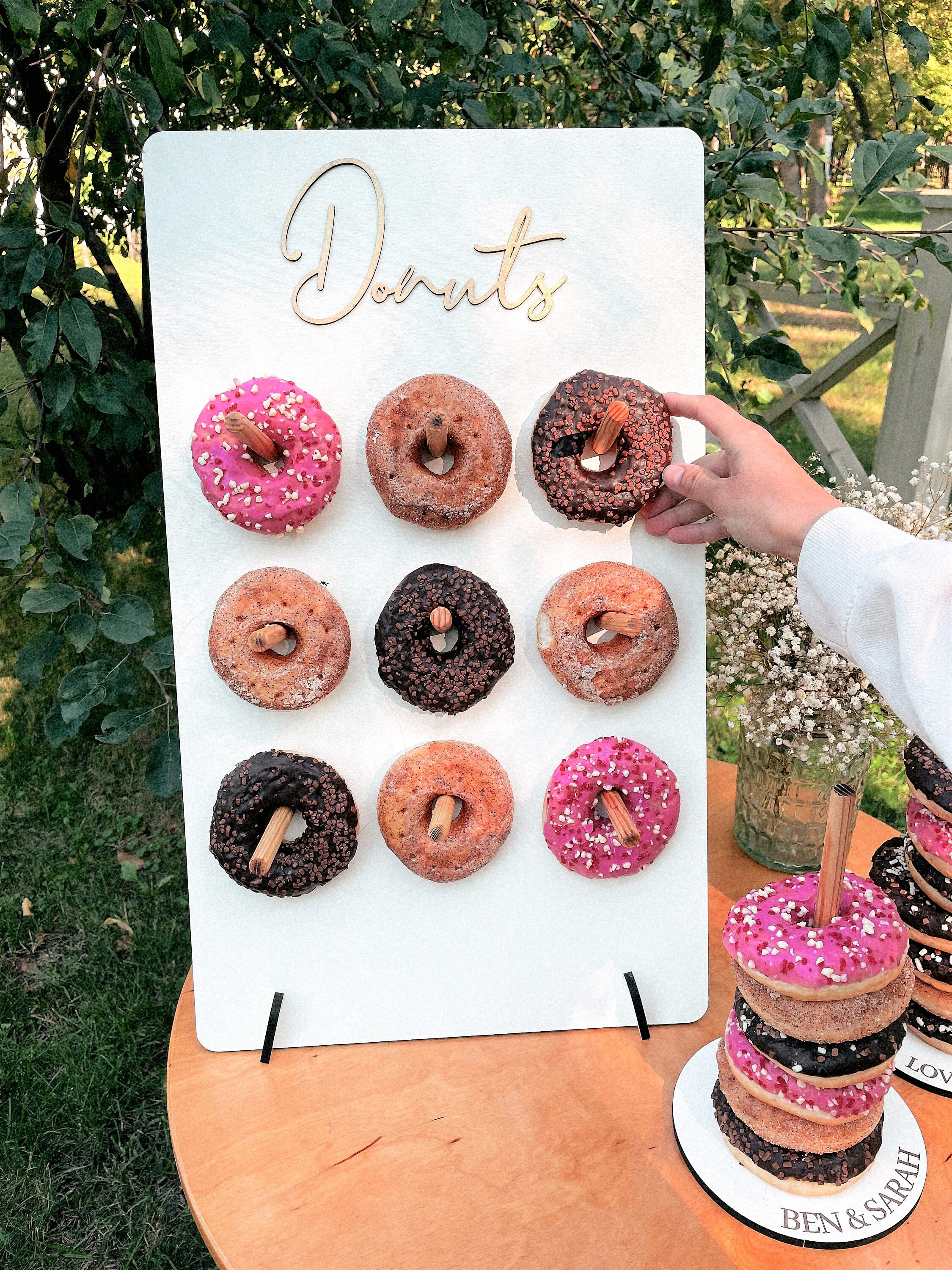 Soporte de donut personalizado para boda para Candy Bar / Tablero de donuts  de cumpleaños / Decoración de fiesta de donuts / Puesto de donuts de madera  / Barra de dulces de compromiso -  España