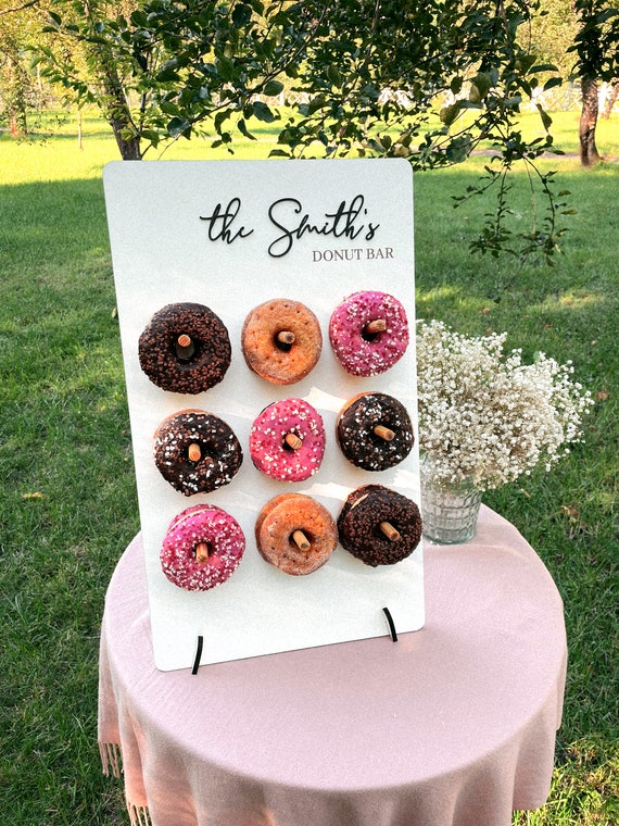 Soporte de donut personalizado para boda para Candy Bar / Tablero de donuts  de cumpleaños / Decoración de fiesta de donuts / Puesto de donuts de madera  / Barra de dulces de compromiso -  España