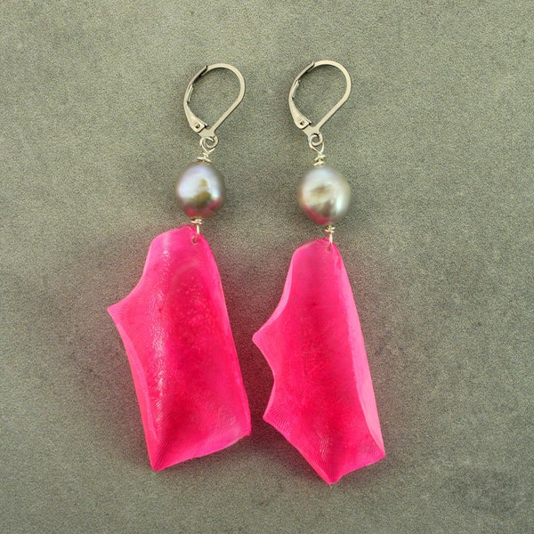 Ohrringe pink aus Fischschuppen mit Süßwasserperlen auffällige Hängeohrringe Geschenk für Sie dangle earrings neon pink statement Ohrringe